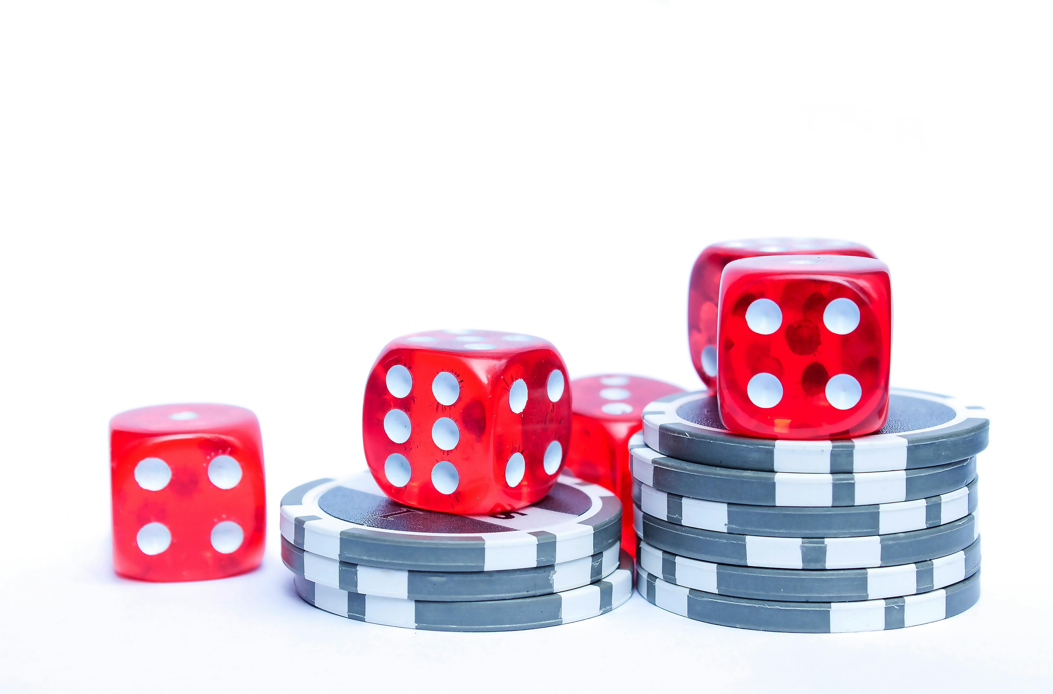 Màn hình chính app qq8 hiển thị các mục cược và casino